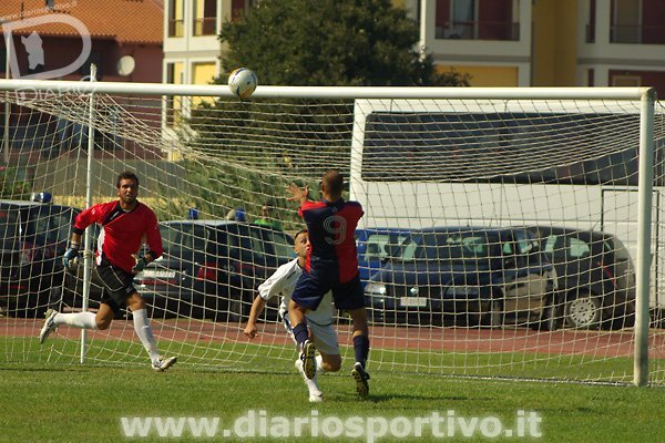 Pazzola si appresta a colpire di testa mentre Crobeddu recupera la posizione tra i pali Pazzola si appresta a colpire di testa mentre Crobeddu recupera la posizione tra i pali